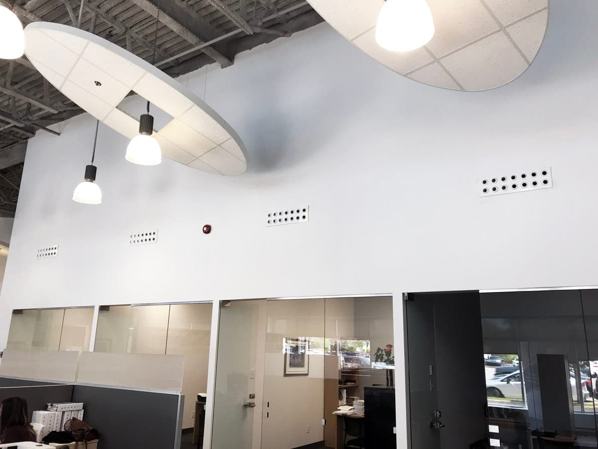 Air distribution in a modern office with a high ceiling